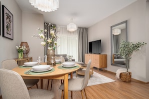 Apartament Rodzinny trzyosobowy z balkonem | Essbereich im Zimmer