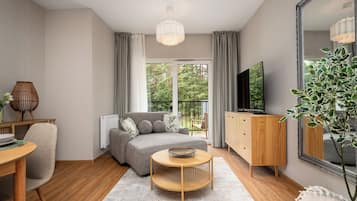 Apartament Rodzinny trzyosobowy z balkonem | Living area | Flat-screen TV