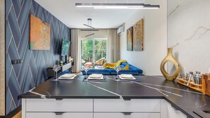 Apartamento (A 104) | Cocina privada | Frigorífico, placa de cocina, hervidor eléctrico y utensilios de cocina