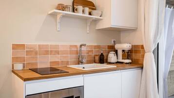 Een koelkast, een microgolfoven, een oven, een kookplaat