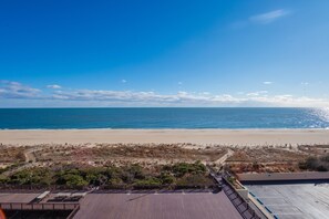 Beach nearby - Beautiful Oceanfront 2 Bedroom Condo (Ocean City)