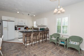 Kühlschrank, Mikrowelle, Wasserkocher mit Kaffee-/Teezubehör, Toaster