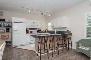 Refrigerador, microondas, cafetera/tetera, tostadora