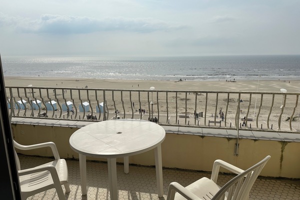 Exposition ouest, la plage, la mer, 4 fauteuils, parasol, pour apéros et bronzer