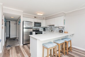 Fridge, microwave, toaster, cookware/dishes/utensils - A View worth a million bucks (Ocean City)