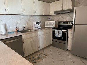 Fridge, microwave, stovetop, dishwasher
