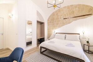 Superior Quadruple Room | Premium bedding, down duvets, in-room safe, individually decorated - santa Teresa luxury rooms (Naples)