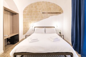 Superior Quadruple Room | Premium bedding, down duvets, in-room safe, individually decorated - santa Teresa luxury rooms (Naples)