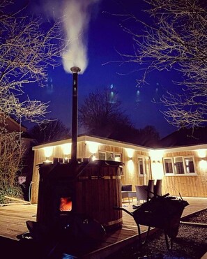 Terrace/patio - Cosy one bedroom lodge with wood burning hot tub (Lanner)