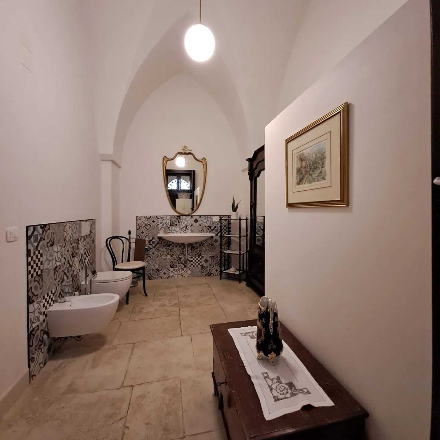 Sèche-cheveux, bidet, serviettes fournies, savon