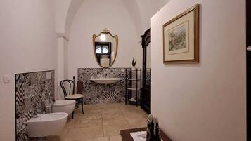 SĂšche-cheveux, bidet, serviettes fournies, savon