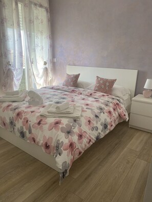 Rom – comfort, 1 kingsize-seng, ikke-røyk, privat bad | Senger med Select Comfort-madrass, individuelt innredet og skrivebord