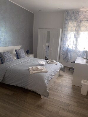 Dobbeltrom – comfort | Senger med Select Comfort-madrass, individuelt innredet og skrivebord