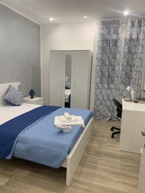 Rom – comfort, 1 kingsize-seng, ikke-røyk, privat bad | Senger med Select Comfort-madrass, individuelt innredet og skrivebord
