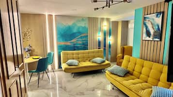 Apartamento de lujo, varias camas, patio | Sala de estar | Una Smart TV, Netflix, servicios de streaming