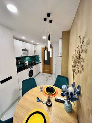 Appartement Luxe, plusieurs lits, patio | Salle à manger