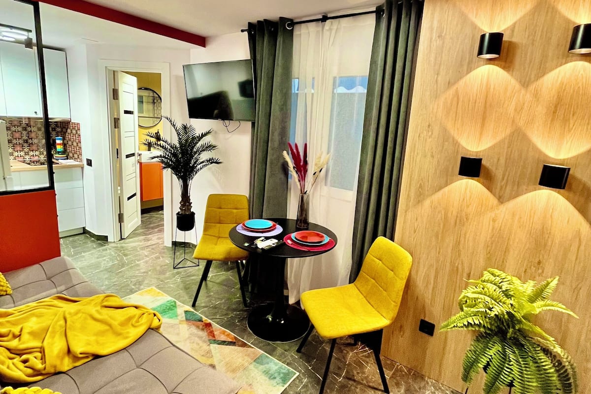 Apartemen Comfort, 1 Tempat Tidur Queen dengan tempat tidur Sofa, area halaman | 1 kamar tidur, selimut bulu angsa, kedap suara, dan setrika/meja setrika