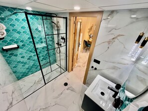 Luxury Apartment, Multiple Beds, Patio | Bathroom | Combined shower/tub, rainfall showerhead, hair dryer, towels - TresColores  (Alicante)
