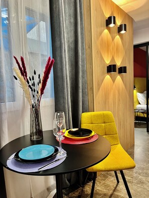 Apartemen Comfort, 1 Tempat Tidur Queen dengan tempat tidur Sofa, area halaman | Area keluarga | Smart TV, Netflix, dan layanan streaming