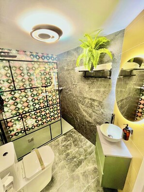 Appartement Confort, 1 grand lit et 1 canapé-lit, vue ville | Salle de bain | Ensemble douche/baignoire, douche à « effet pluie », sèche-cheveux