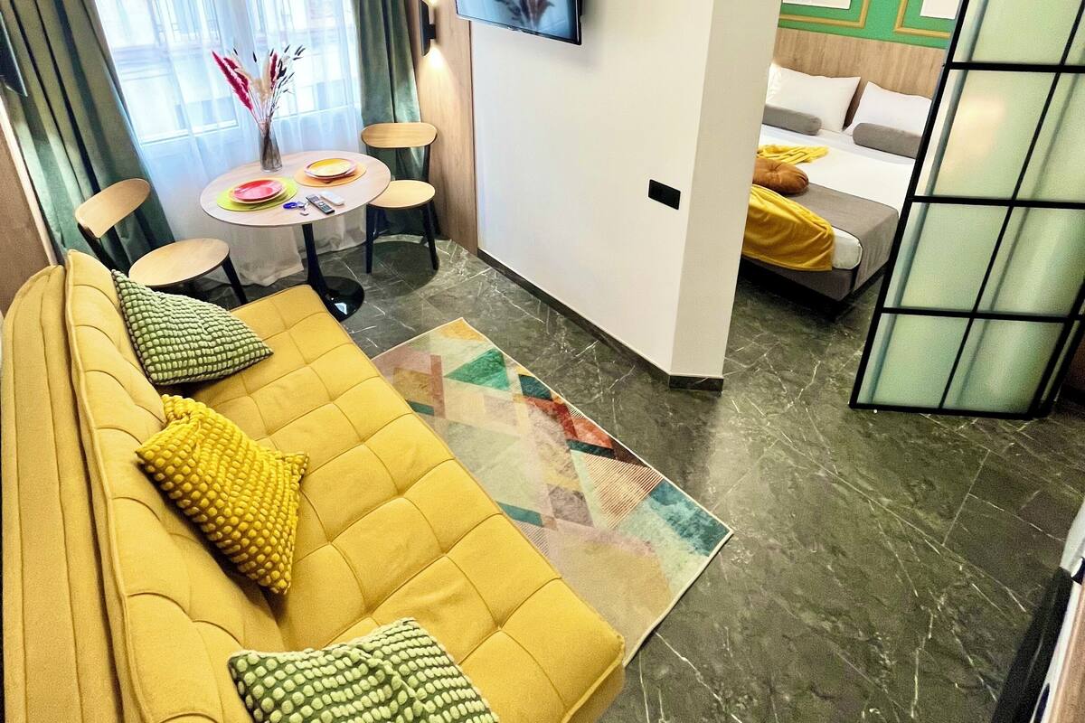 Apartemen Comfort, 1 Tempat Tidur Queen dengan tempat tidur Sofa, pemandangan kota | Area keluarga | Smart TV, Netflix, dan layanan streaming