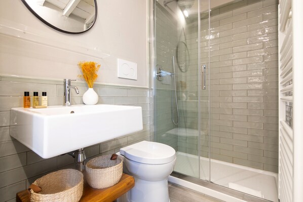 Dusche, Haartrockner, Bidet, Handtücher