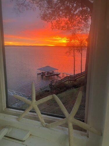 KENTUCKY LAKE HOUSE WITH THAT MILLION DOLLAR VIEW!