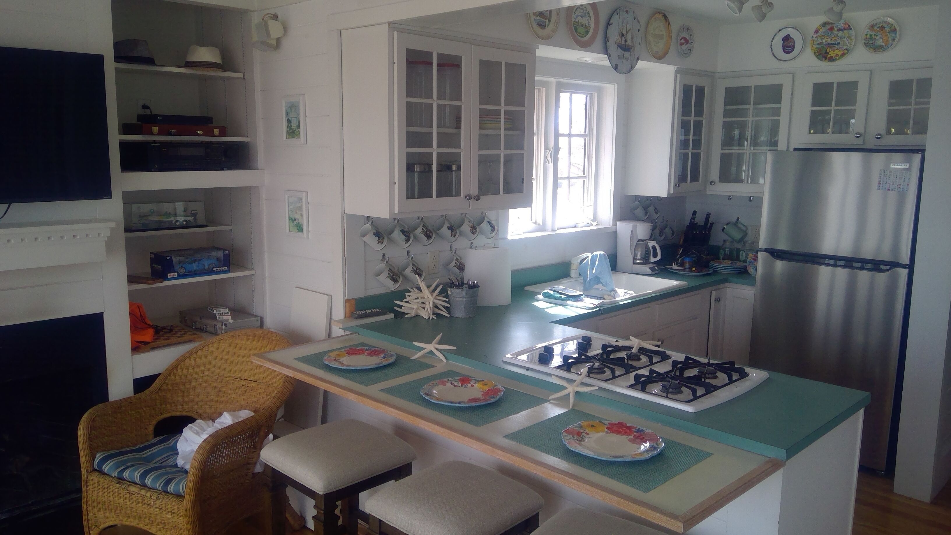 Jääkaappi, mikroaaltouuni, uuni, liesi