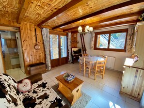 TV - Les Angles - Cozy T3 Chalet with Parking (Les Angles)