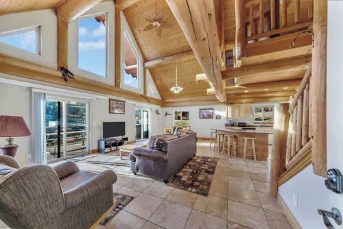 Peaceful Pines Retreat - Creekside !