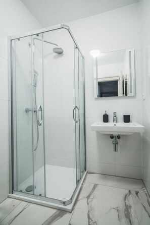 Romantic Apartment | Bathroom | Towels, toilet paper - Lazenska N4 (Prague)