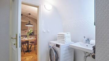 Apartemen Deluks | Kamar mandi | Handuk dan tisu toilet