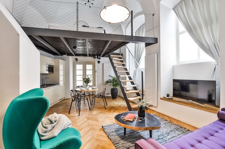 Loft conforto | Quartos à prova de som, ferros/tábuas de passar roupa, Wi-Fi de cortesia. Lazenska N4