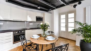 Loft Confort | Cocina privada | Frigorífico, microondas, placa de cocina y lavavajillas