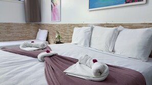 Rum - flera sängar - privat badrum | Gratis wi-fi och sängkläder