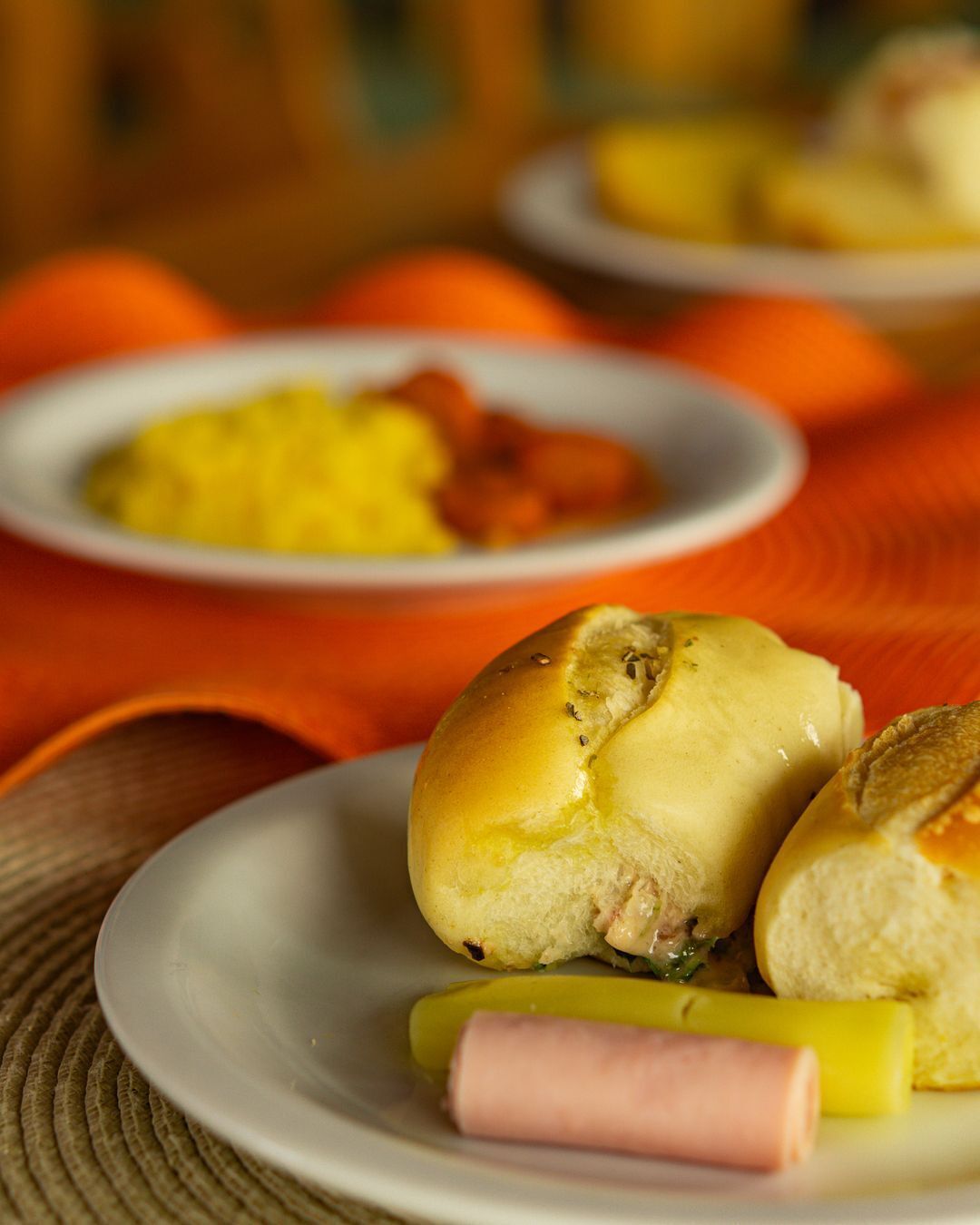 Un plato con un sándwich y pepinillos.