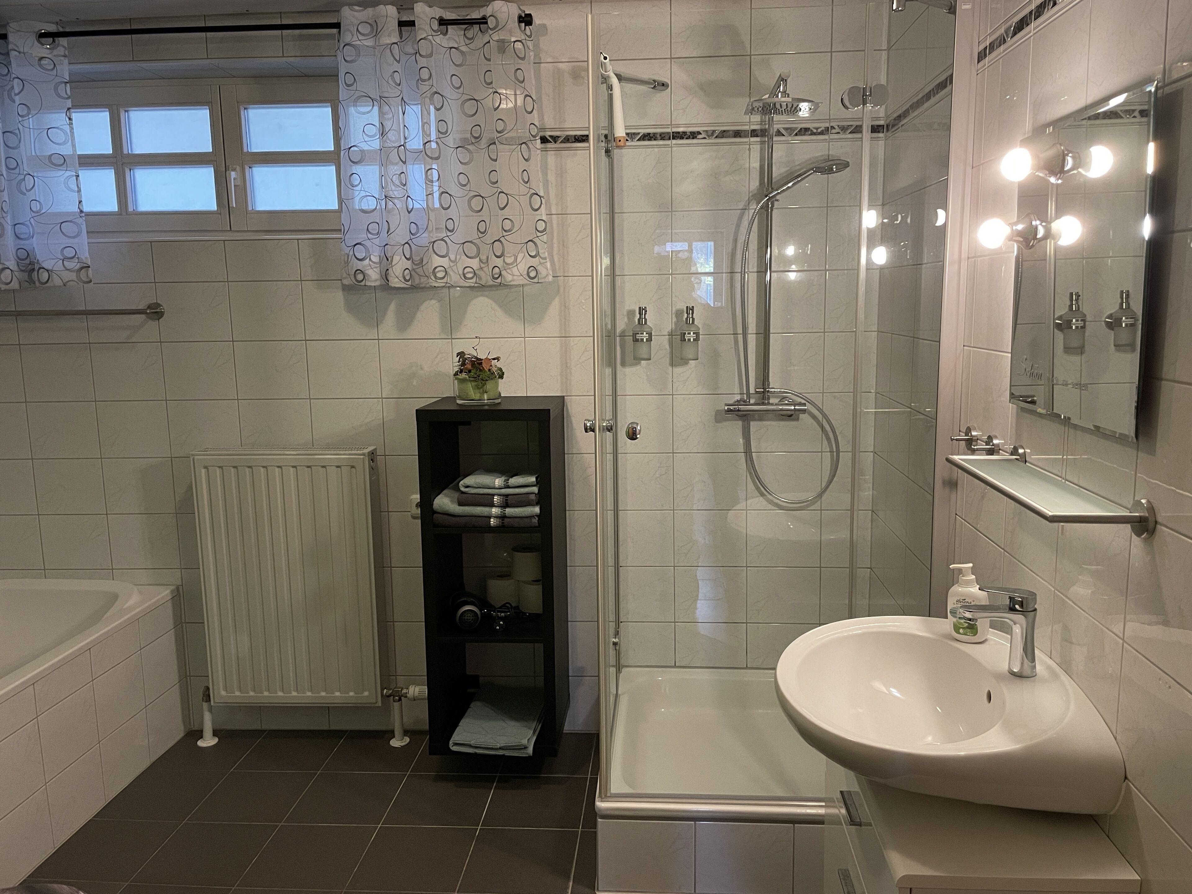 Haartrockner, Handtücher, Seife, Shampoo