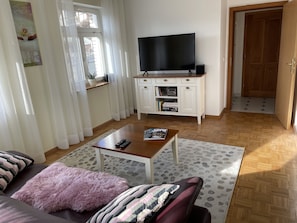 TV connectée, livres, chaîne hi-fi
