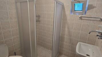 Classic-Vierbettzimmer, Terrasse | Badezimmer | Dusche, Regendusche, Haartrockner, Bidet