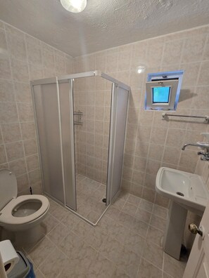 Classic-Vierbettzimmer, Terrasse | Badezimmer