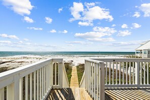 Property grounds - Marmalade Skies: Charming Beachfront Cottage- Sleeps 9, Pet Friendly! (Cape San Blas)