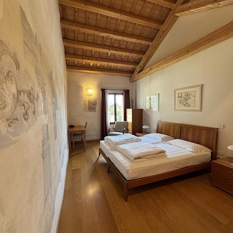 Comfort Double Room | Desk, free WiFi, bed sheets
