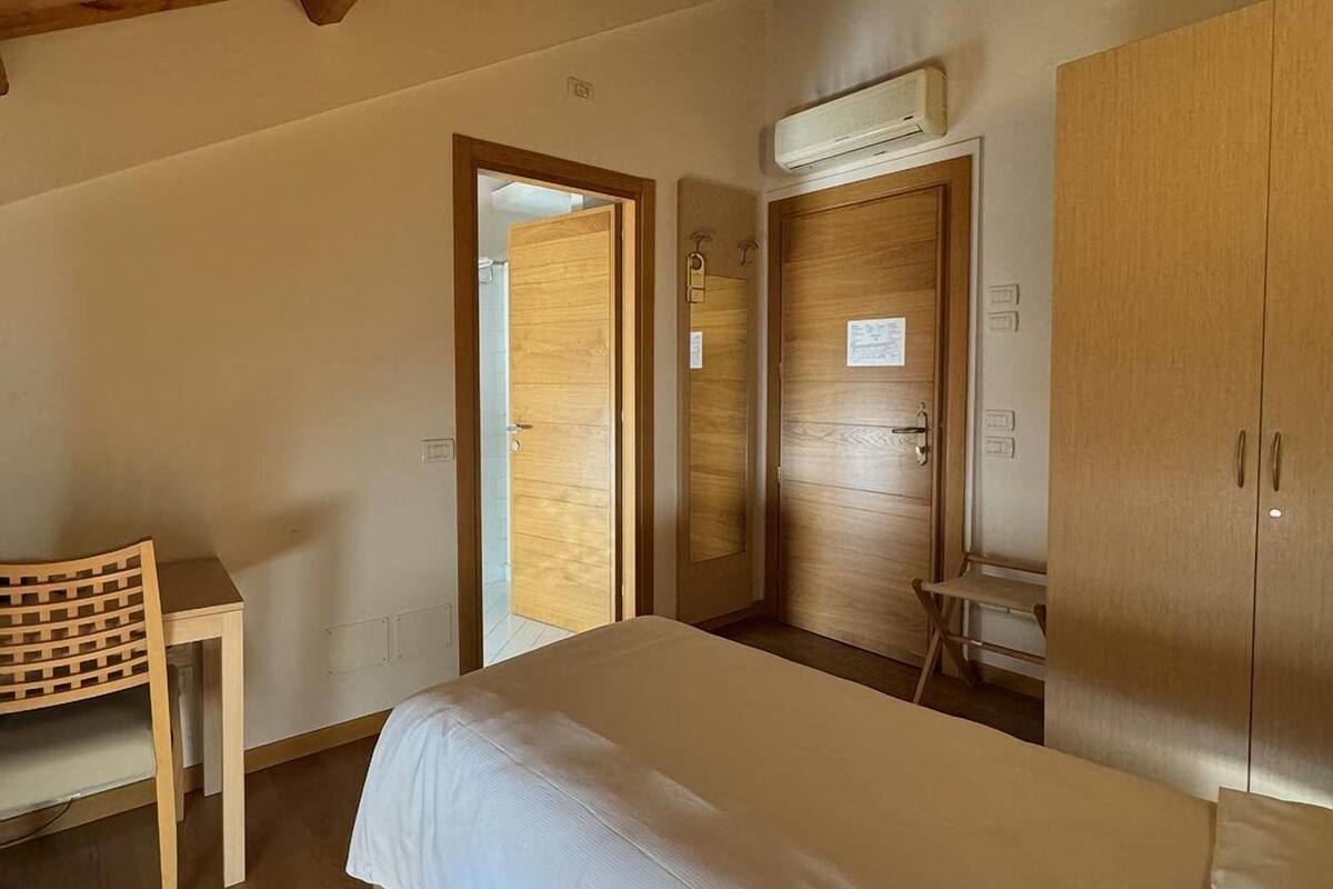 Escritorio, wifi gratis y ropa de cama