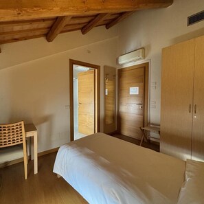 Comfort eenpersoonskamer | Een bureau, gratis wifi, beddengoed