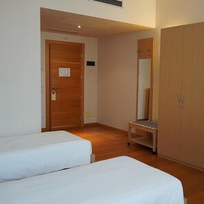 Een bureau, gratis wifi, beddengoed