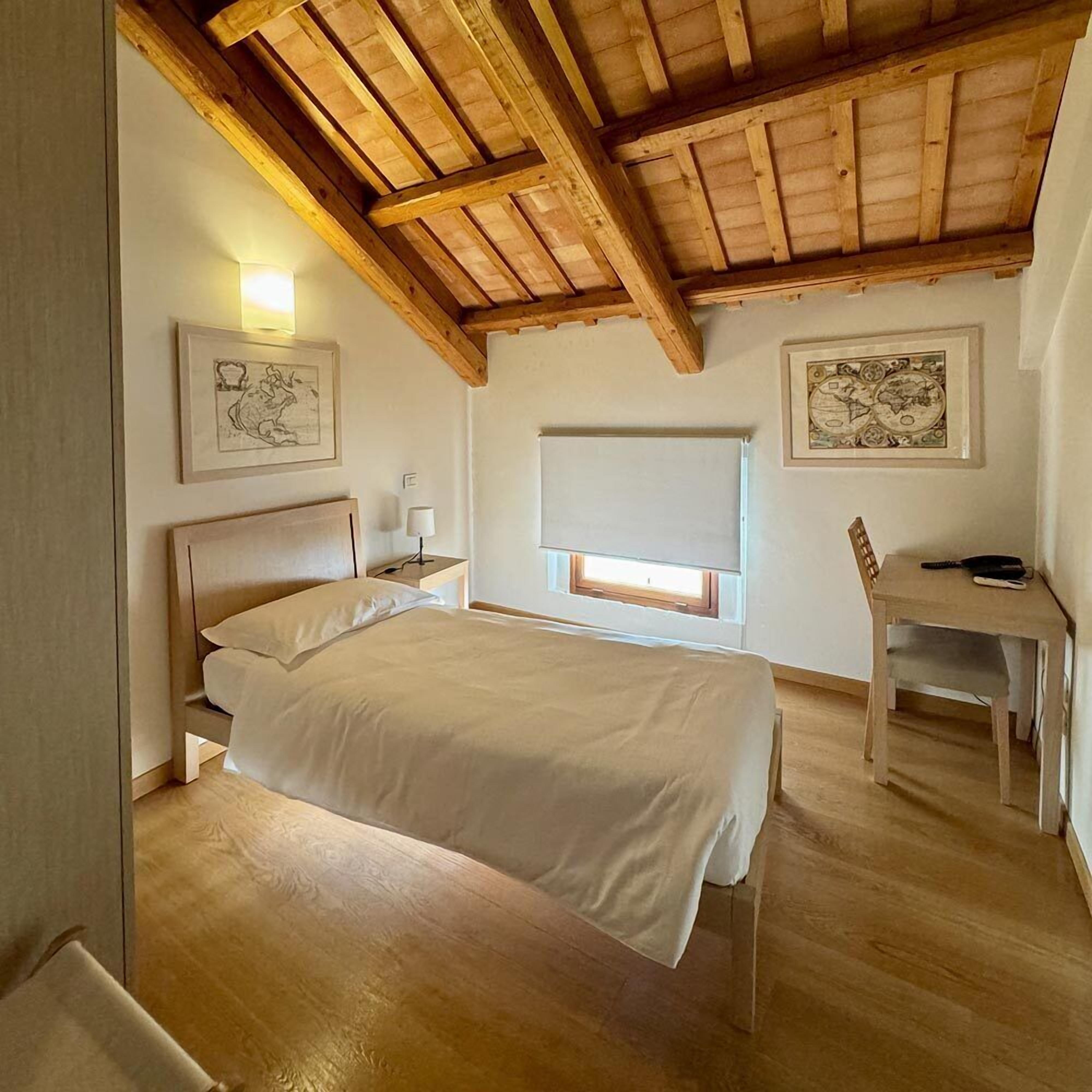 Meja kerja, Wi-Fi gratis, dan seprai linen