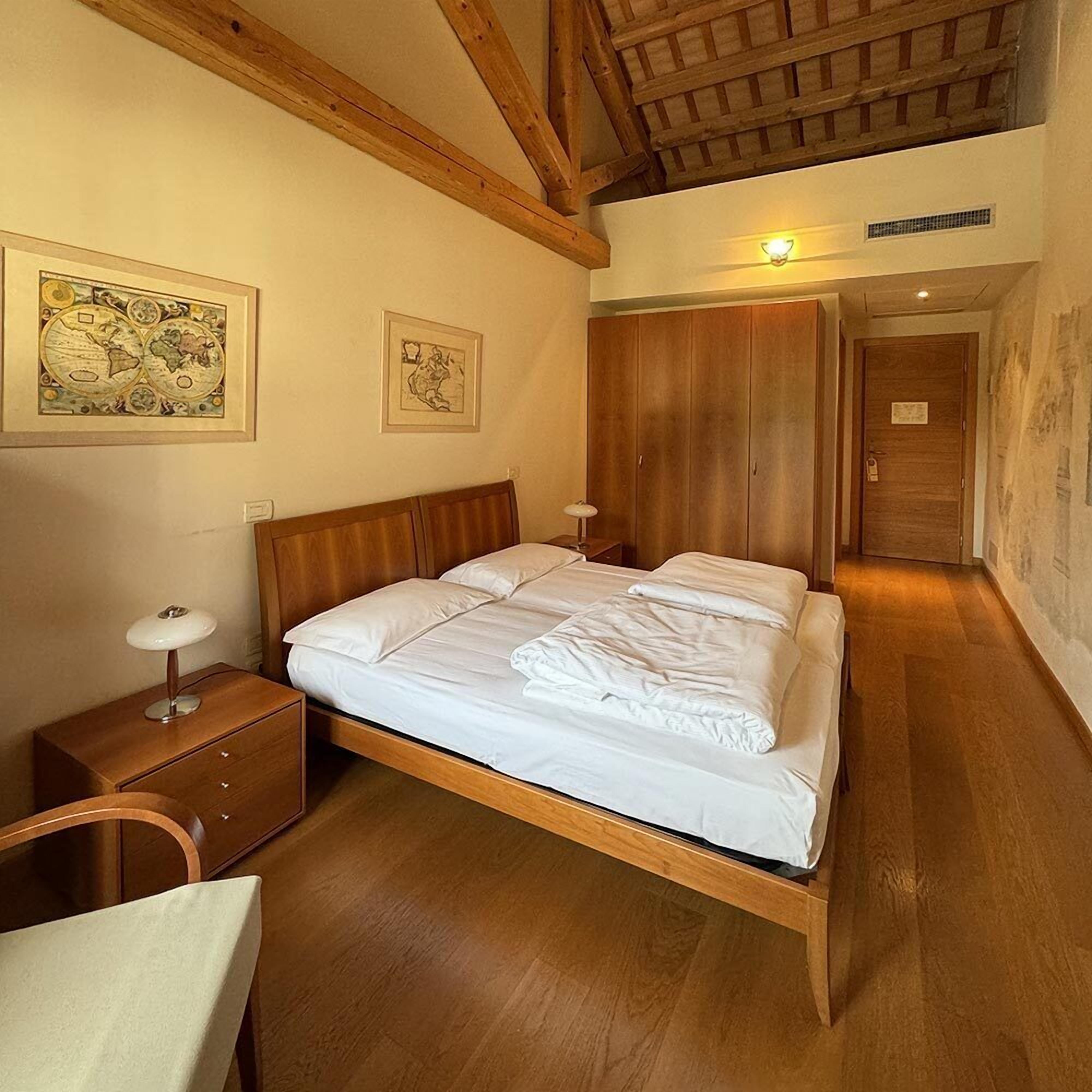 Meja kerja, Wi-Fi gratis, dan seprai linen