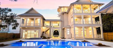 Lämmitetty uima-allas