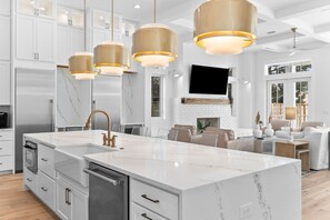 Fridge, microwave, oven, dishwasher - Maison de la Mer - Luxury Compound, Large Private Pool and Outdoor Space (Santa Rosa Beach)