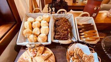 Free daily cooked-to-order breakfast